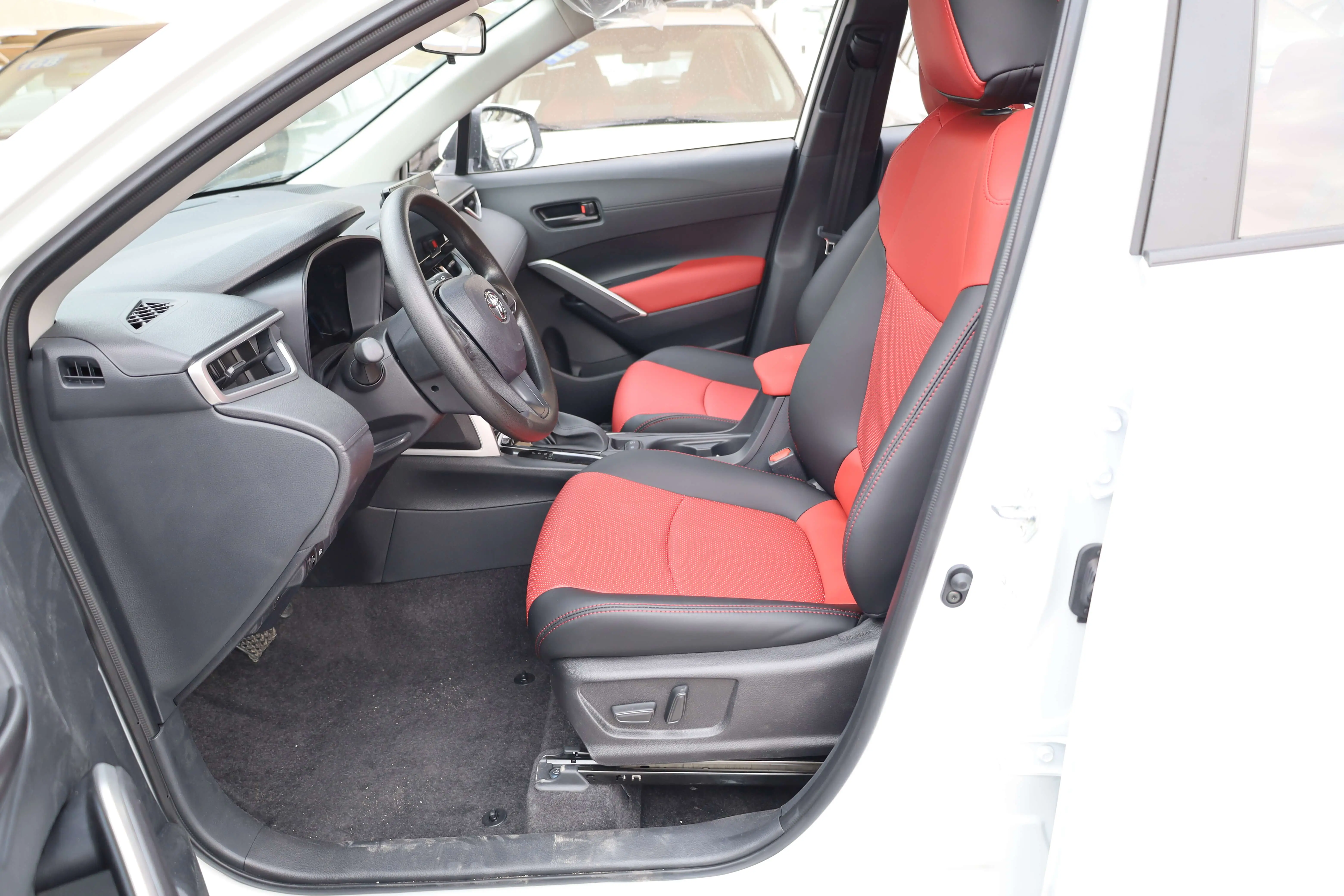 TOYOTA COROLLA CROSS 2.0L ELITE EDITION MID RANGE 2024 MODEL images