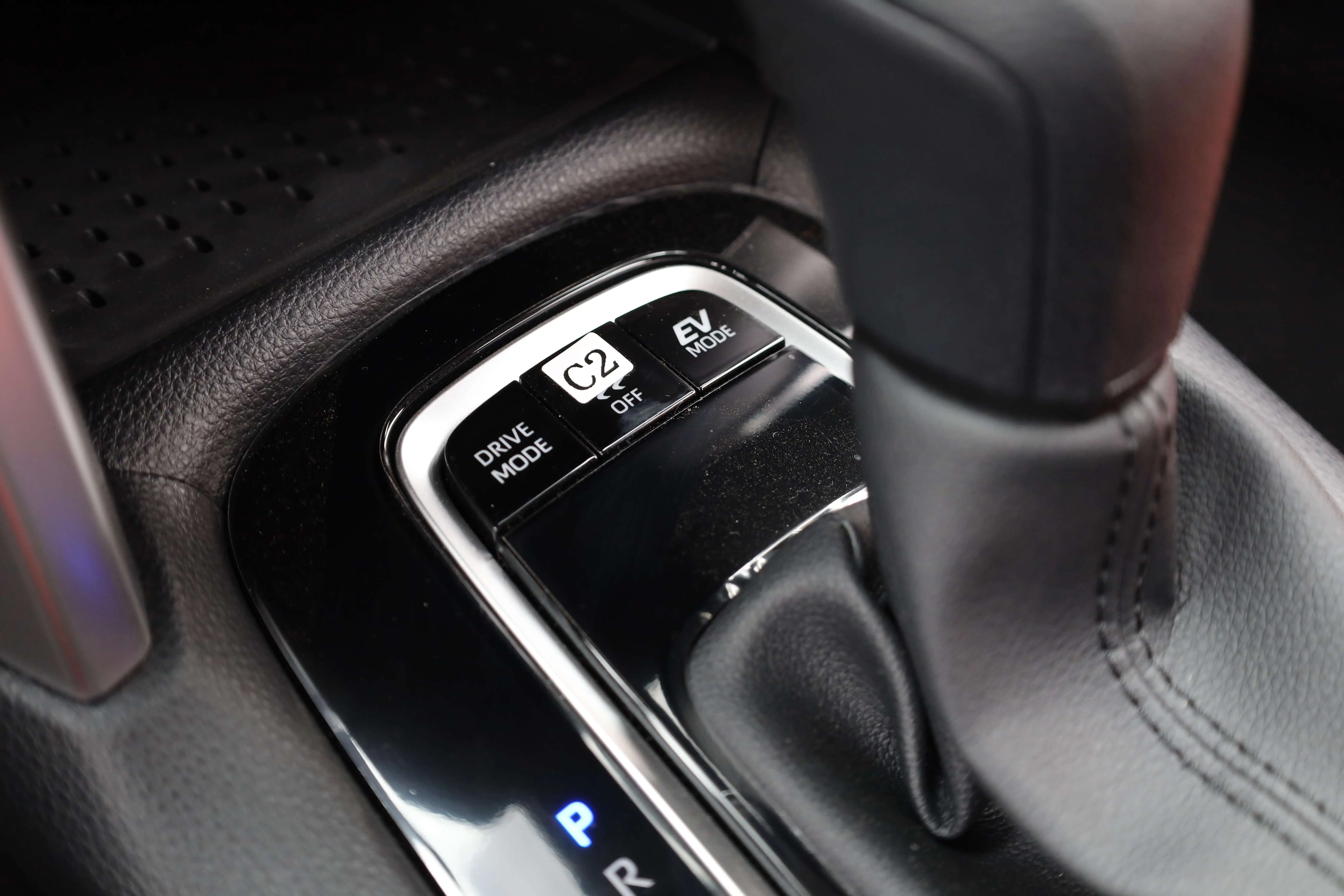 TOYOTA COROLLA CROSS 2.0L ELITE EDITION MID RANGE 2024 MODEL images