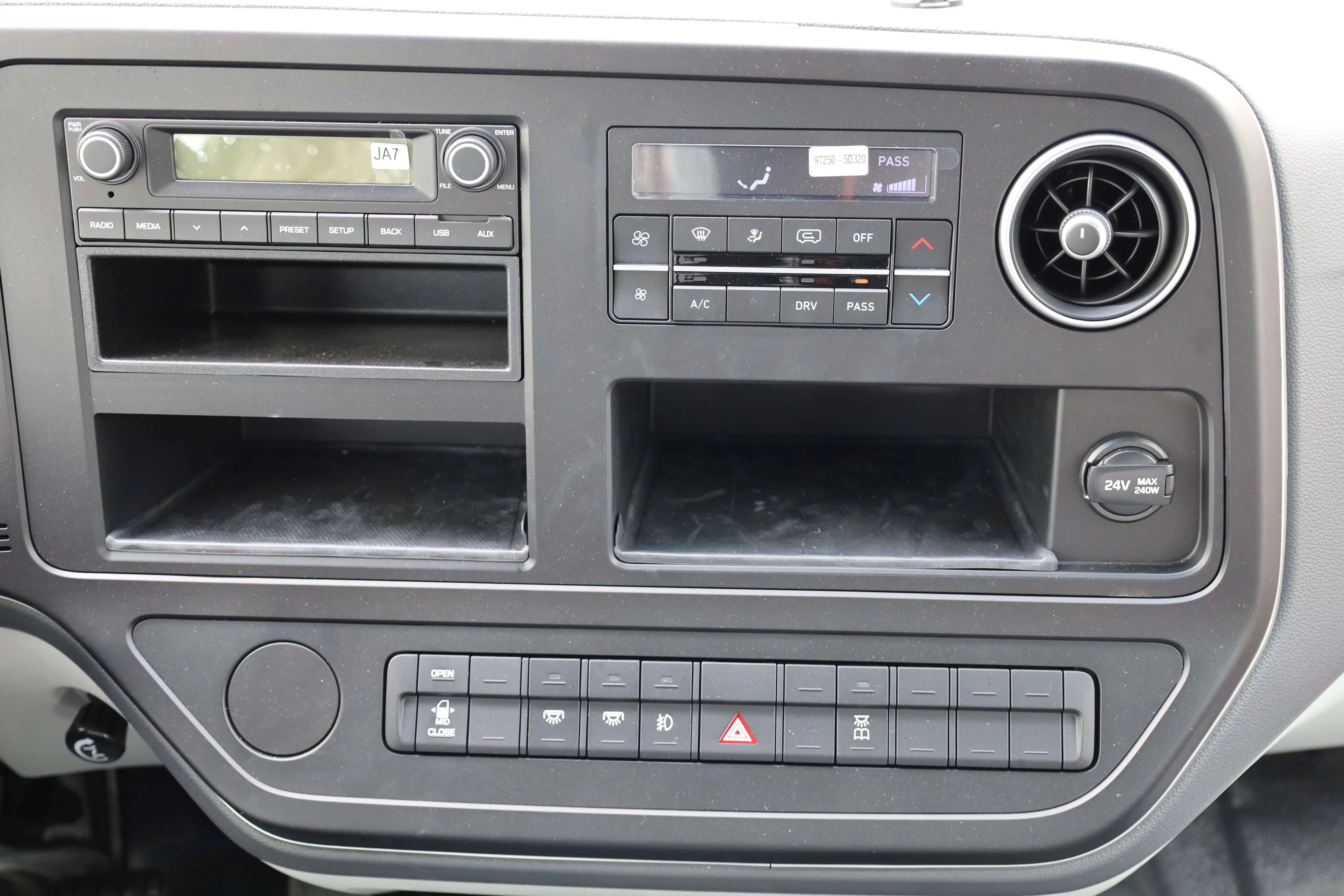 HYUNDAI COUNTY 4.0L 29-SEATER 2025 MODEL images