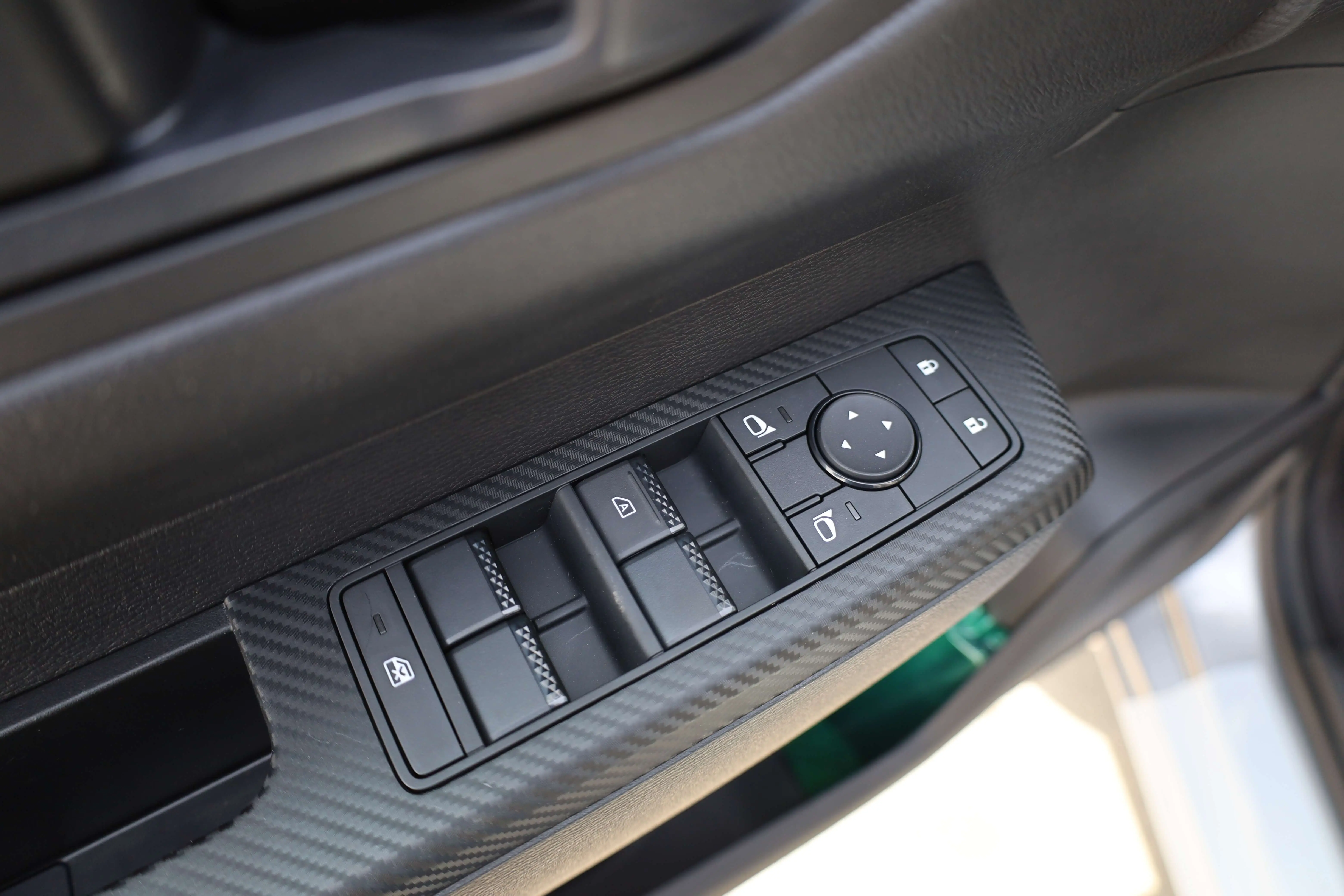 MITSUBISHI L200 2.4L MT BASIC 2025 MODEL images