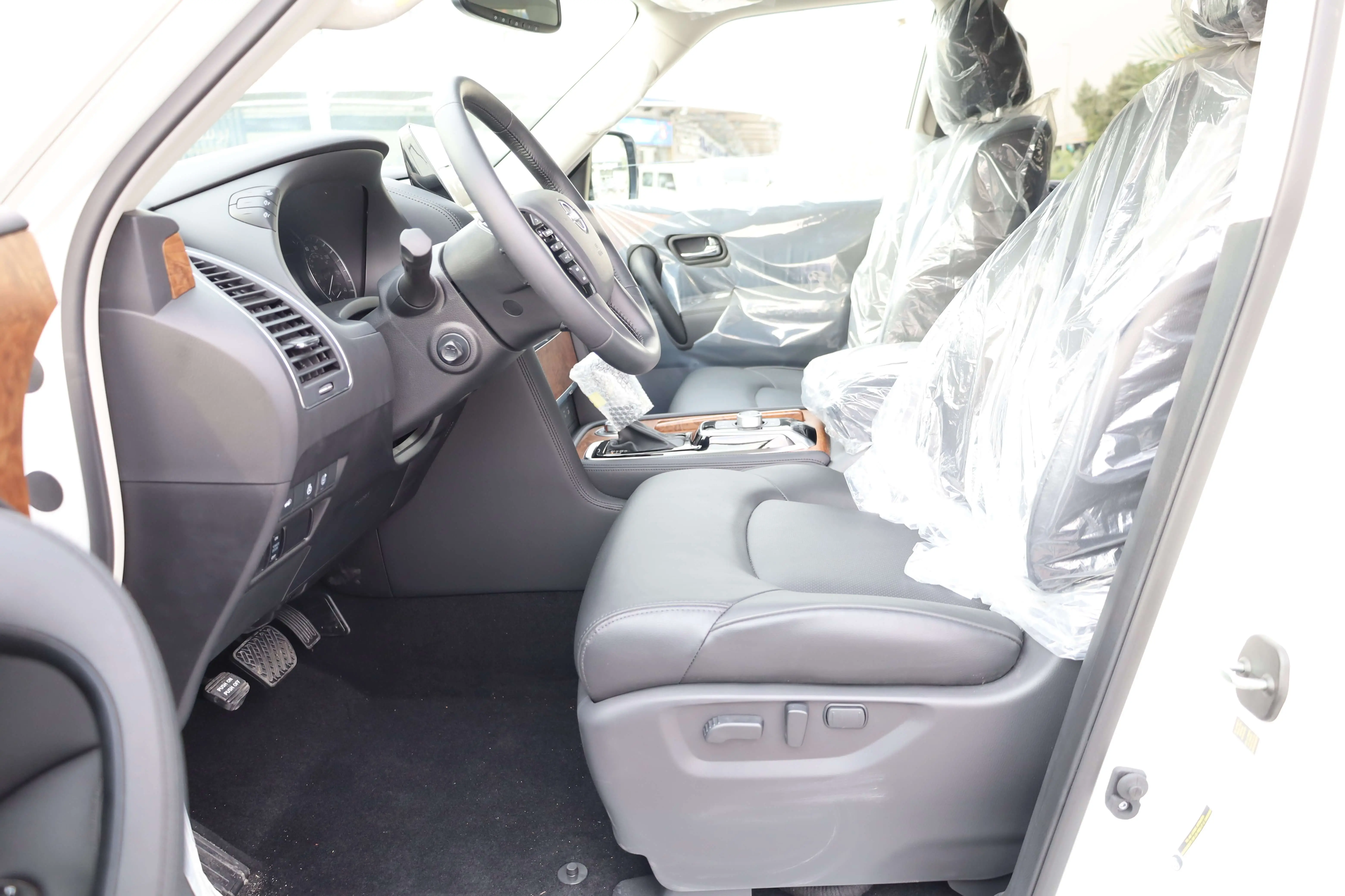 Nissan Armada SL 5.6L V8 US spec 2024 Model images