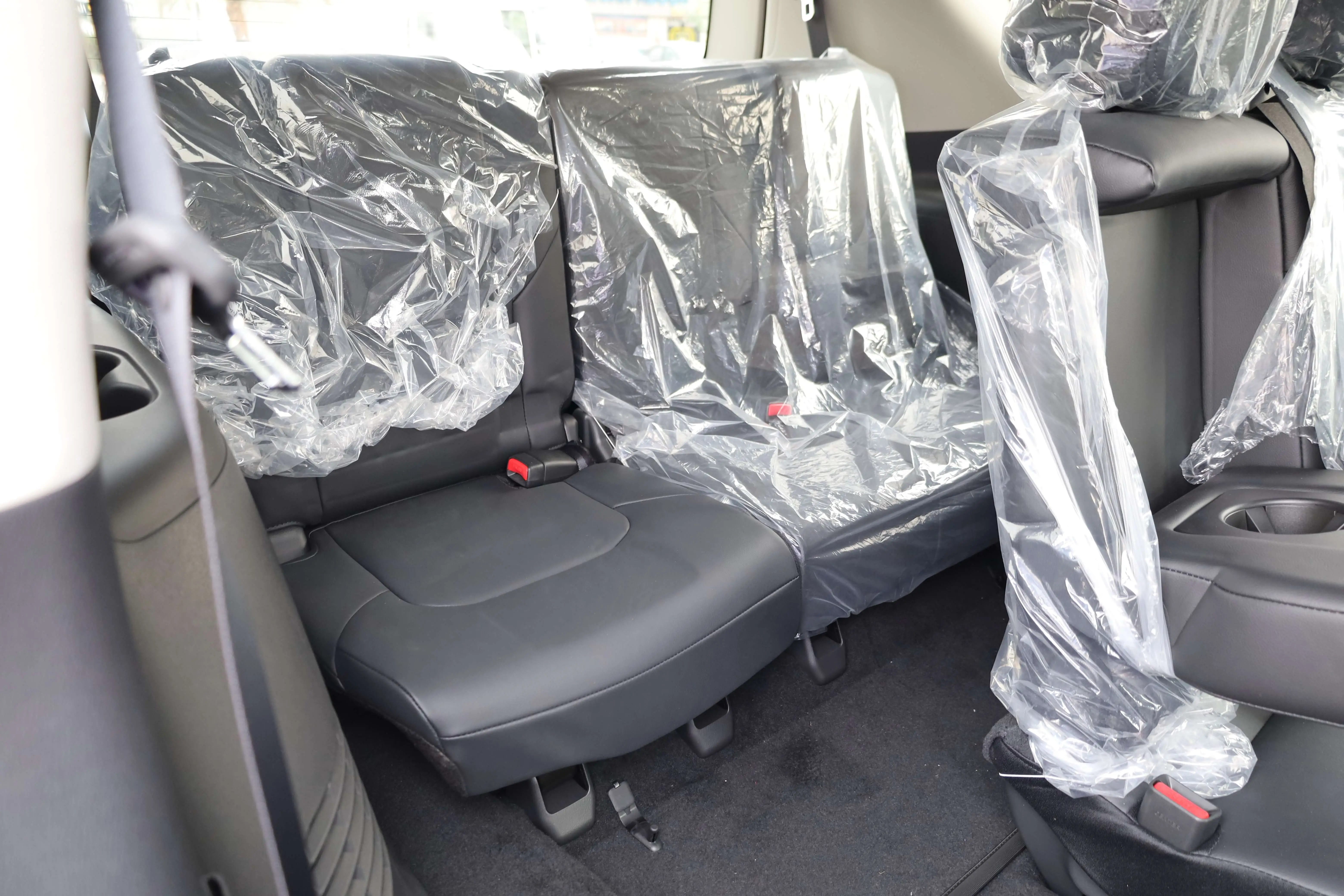 Nissan Armada SL 5.6L V8 US spec 2024 Model images