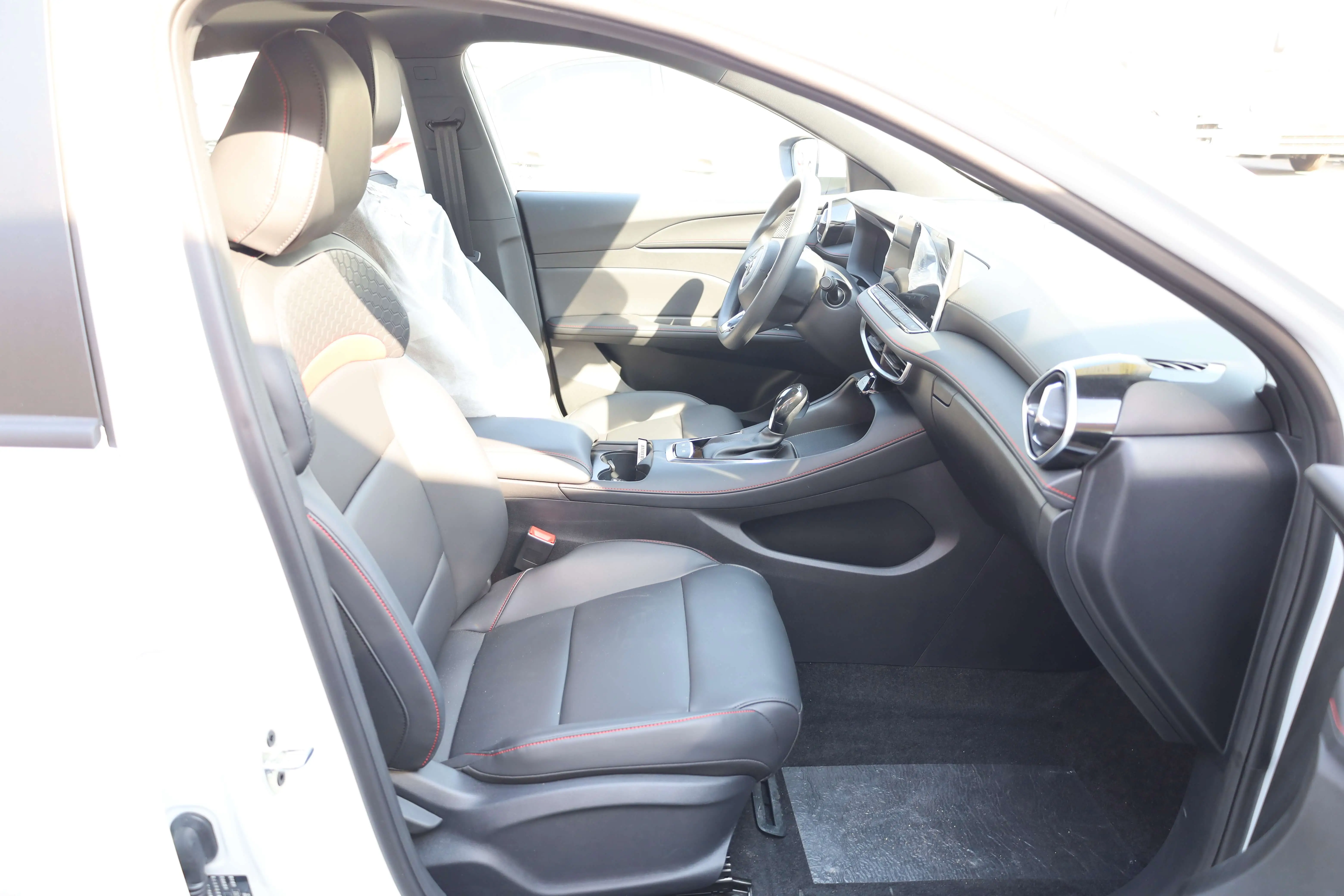 MG MG5 LUXURY 1.5L 180VVT 2025 MODEL images