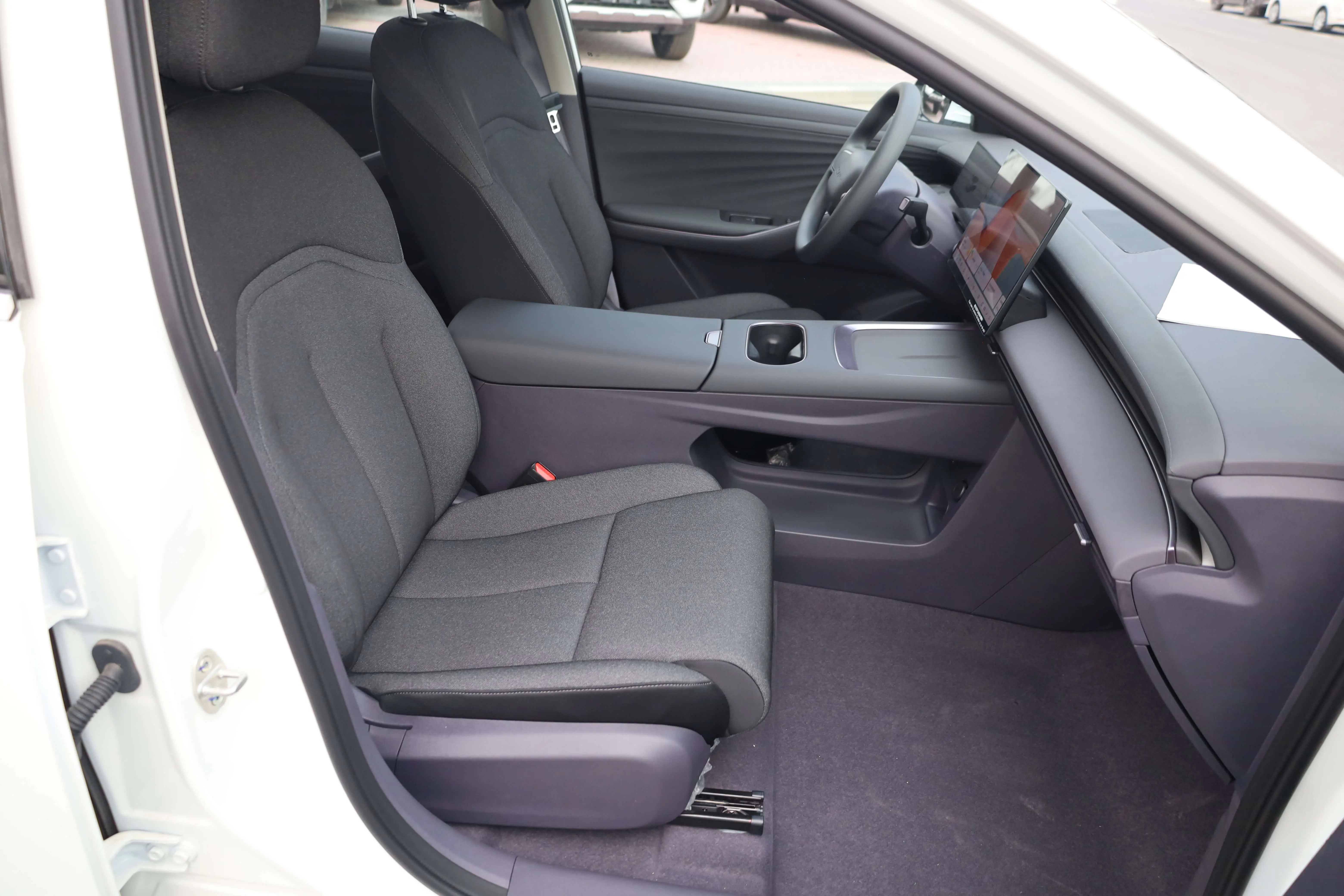 Nissan N6 180 Air 1.5L PHEV AT 2026 images
