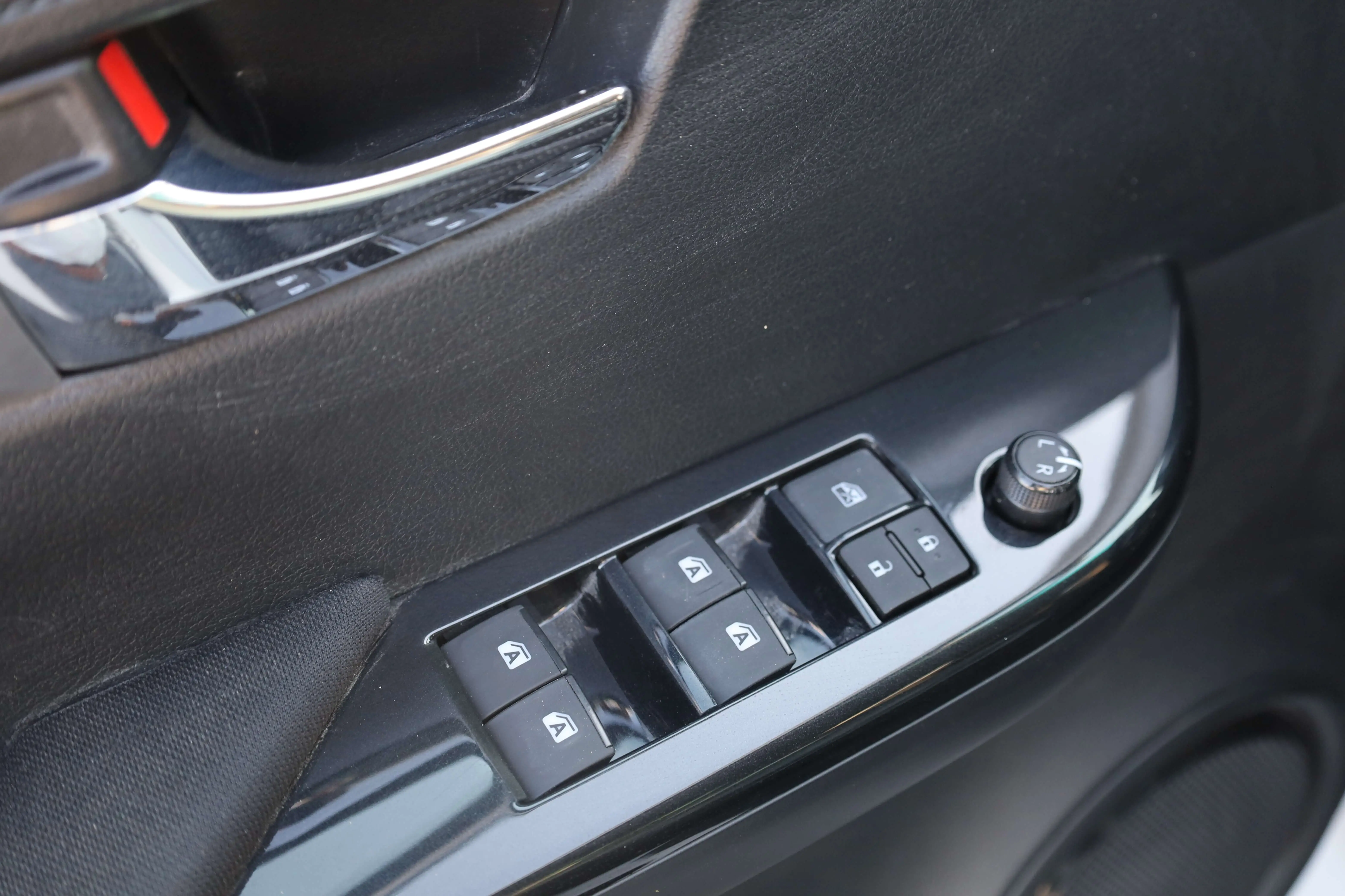 TOYOTA HILUX 2.4L DC DIESEL FULLOPTION 2025 MODEL images